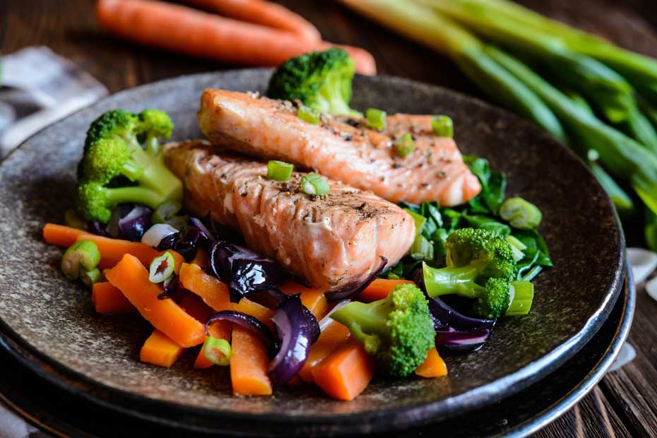 Food Sources of Vitamin A Fish, broccoli, and carrots are all good dietary sources of vitamin A.